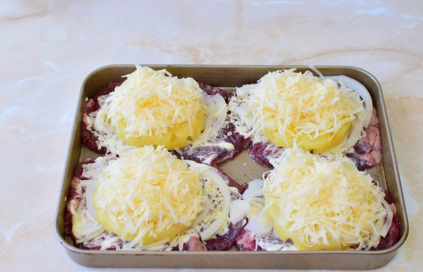 1. Этап. Телятина в духовке с ананасами: Затем посыпьте тертым сыром и поставьте в духовку, предварительно разогретую до 180 градусов, примерно на 45-60 минут. Ориентируйтесь по своей духовке.