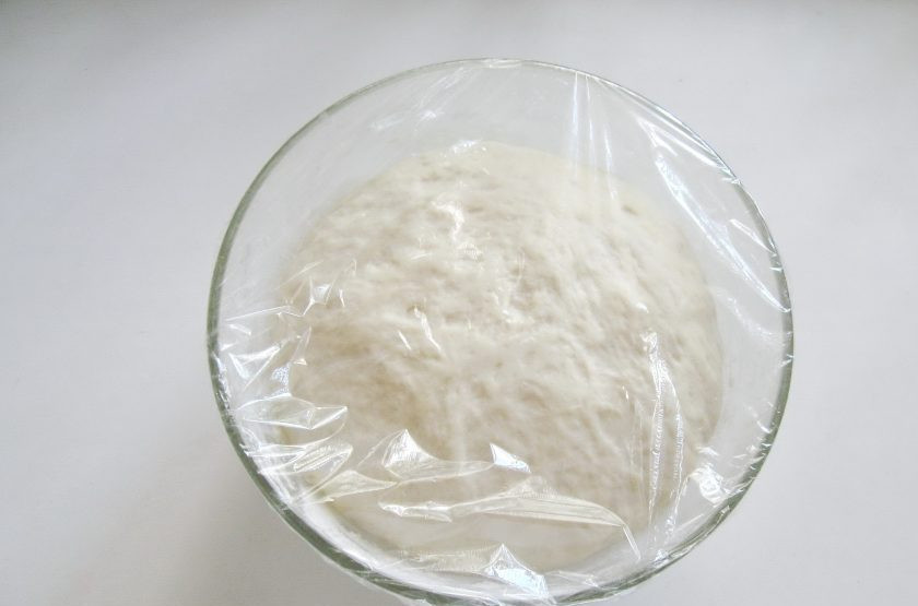 1. Этап. Жареные пирожки со сливовым джемом: Накройте миску с тестом пищевой пленкой, поставьте в теплое место. Через 50-60 минут оно увеличится в объеме.