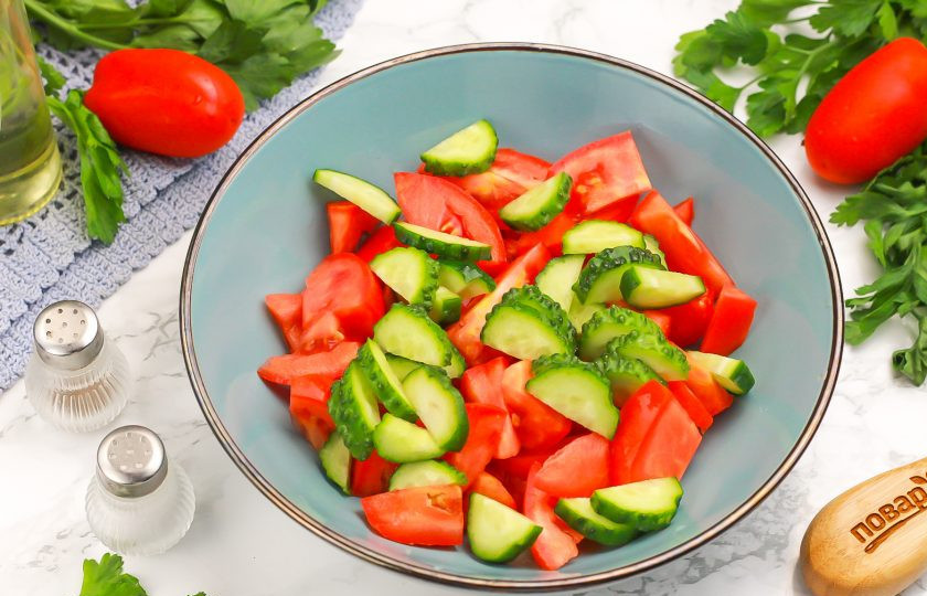 1. Этап. Салат Гарнир: Срежьте хвостики с огурца и нарежьте полукольцами, добавьте к помидорной нарезке.