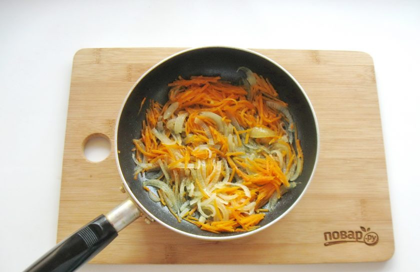 1. Этап. Салат с куриной печенью и фасолью: Налейте подсолнечное масло и тушите лук с морковью в течение 7-8 минут .