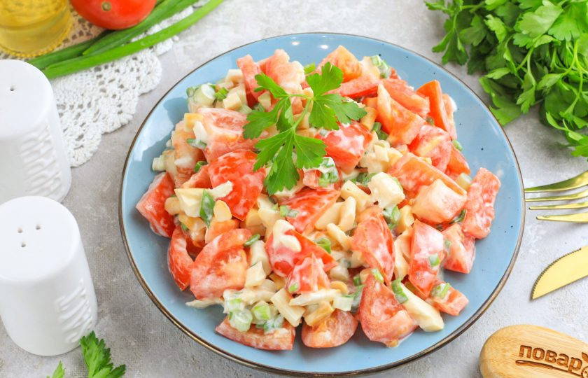 1. Этап. Салат с копченым сыром и помидорами: Подайте салат с копченым сыром к столу сразу же после его приготовления, пока помидорная нарезка не выпустила сок.