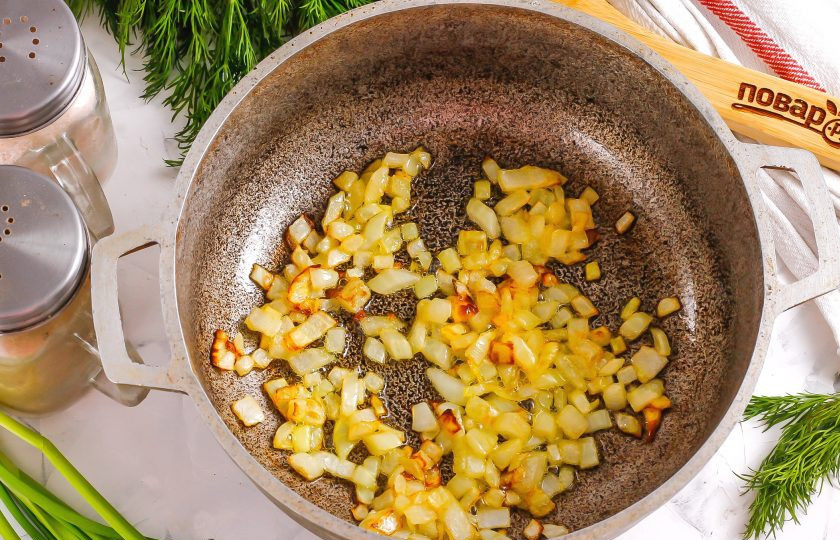 1. Этап. Сливочный соус без сливок: Отпассеруйте примерно 3-4 минуты на умеренном нагреве до золотистого цвета, но не пережарьте!