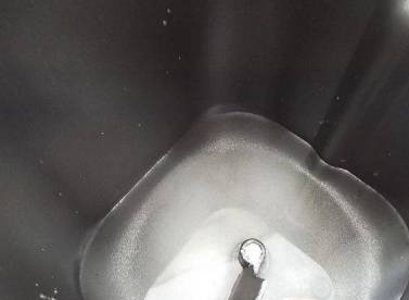 1. Этап. Тесто в хлебопечке для пирогов: Вынимаем форму для выпечки из хлебопечки, в первую очередь в форму наливается вода. В других моделях первыми могут закладываться сухие ингредиенты. Внимательно читайте инструкцию!