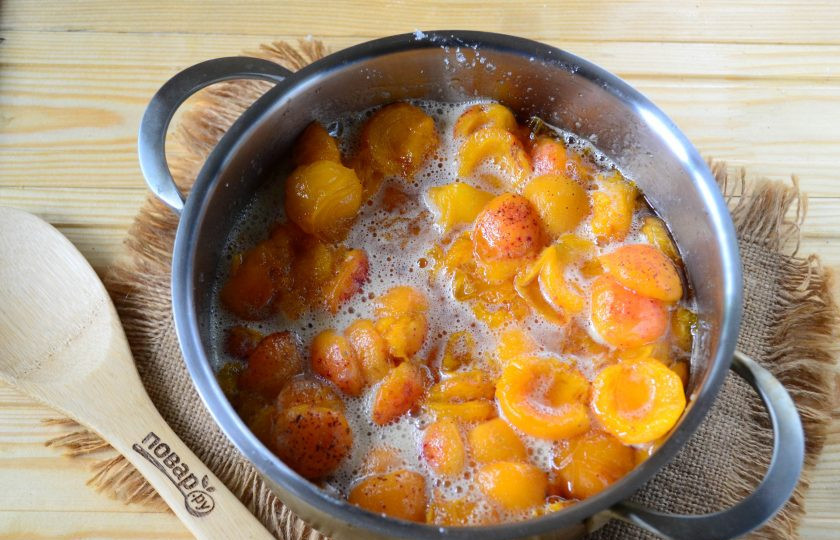 1. Этап. Варенье из абрикосов без косточек: Поставьте кастрюлю на огонь и варите на медленном огне 30-40 минут, помешивая. За это время абрикосы хорошо разварятся, а варенье станет похожим на густые варенье или джем.