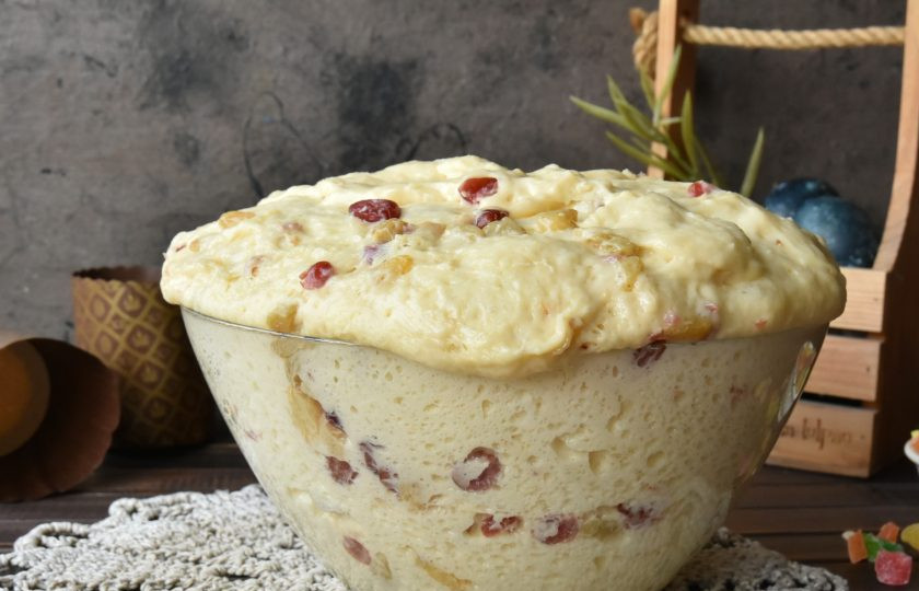 1. Этап. Александрийское тесто для куличей: Тесто содержит цедру и сухофрукты настоянные на коньяке, что добавляет особый аромат и свежесть пасхальному куличу.