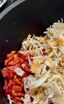 1. Этап. Борщ. Два пути: Через час добавил капусты квашеной. Граммов семьсот. Только вот что. Если капуста уже «со стажем» и сильно кислая, то лучше промыть. Может быть не «насовсем», но лишняя кислота в борще ни к чему. Вместо квашеной может быть, конечно, использована и свежая капуста. Но мне больше нравится квашеная, когда она есть.