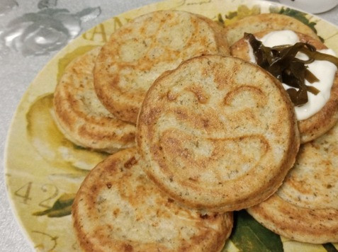 1. Этап. Сырники с морской капустой: При подаче добавить к сырникам сметану. Приятного аппетита!