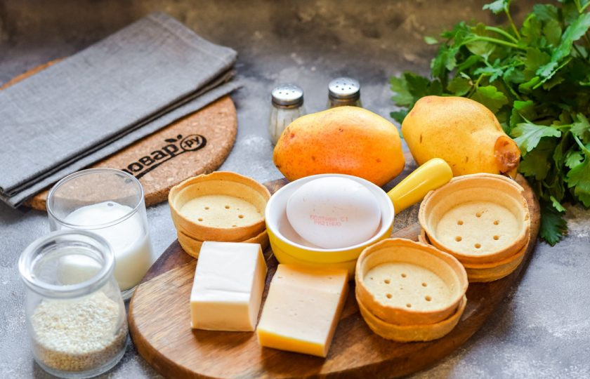 1. Этап. Тарталетки с грушей и сыром: Подготовьте все ингредиенты.