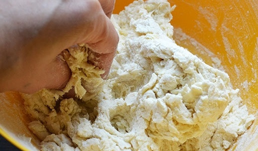 1. Этап. Дюшбара: 4. Замесите крутое пельменное тесто. Скатайте его в шарик и оставьте на полчасика.