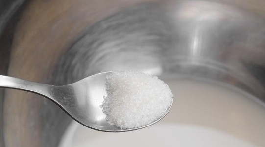 1. Этап. Тонкое тесто для пиццы итальянское: Добавьте соль, сахар, оливковое масло. Перемешайте до полного растворения.