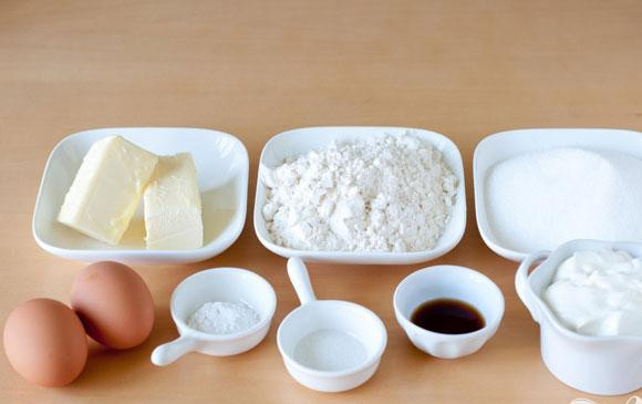 1. Этап. Маффины с корицей и кофейной глазурью: 2. В большой миске соединить муку, сахар, разрыхлитель и соль. Добавить сливочное масло, сметану, яйца, ванильный экстракт и взбить до однородной массы.