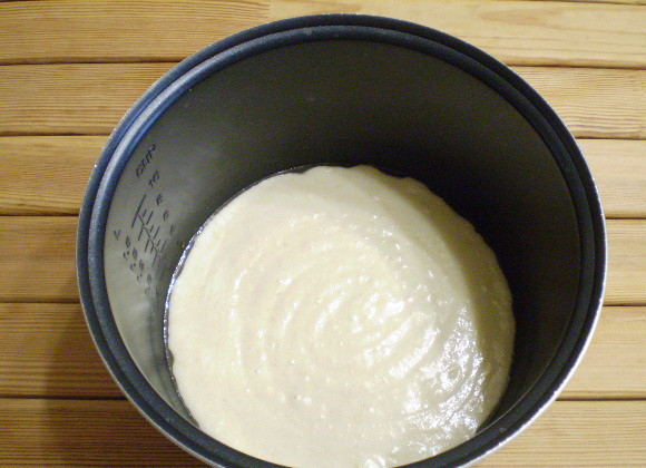 1. Этап. Лимонный манник: В смазанную кастрюлю мультиварки перелейте тесто. Поставьте в машину на режим 