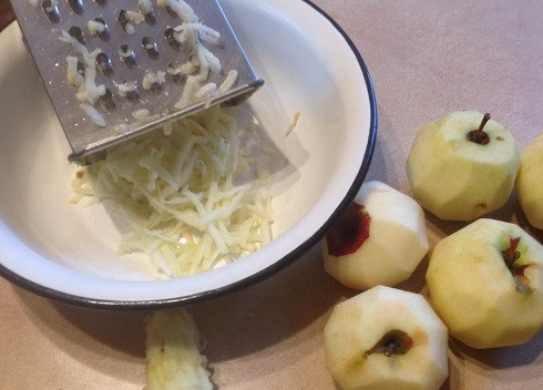 1. Этап. Рулет быстрый: Яблоки очистим от кожуры и натрем на крупной терке.