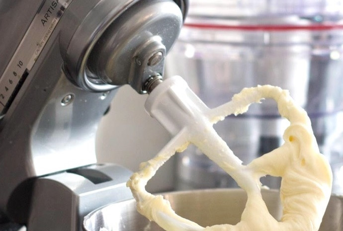 1. Этап. Чизкейк с желе: 3. Тем временем в чаше миксера взбейте маскарпоне, сливочный сыр, 1¼ стакана сахара, взбейте. Добавьте ванильный экстракт и лимонный сок, смешайте.