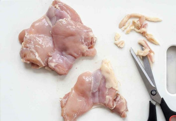 1. Этап. Куриное мясо в апельсиновом маринаде: 3. Куриные бедра вымойте, снимите кожуру, обрежьте лишний жир.