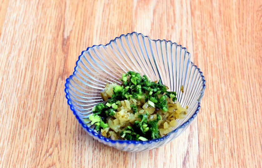 1. Этап. Майонезный соус: Соус к рыбе. Очень мелко нарубите кубиками соленый огурец. Мелко нашинкуйте зеленый лук.