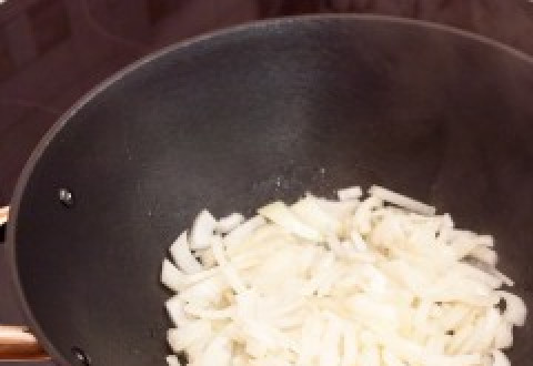 1. Этап. Баклажаны по-дагестански: Лук обжариваем до мягкости.