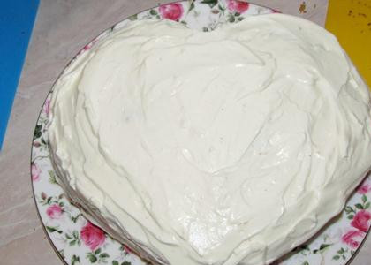1. Этап. Торт Влюбленное сердце: Формируем из коржей торт, смазывая каждый слой кремом и присыпая шоколадом.