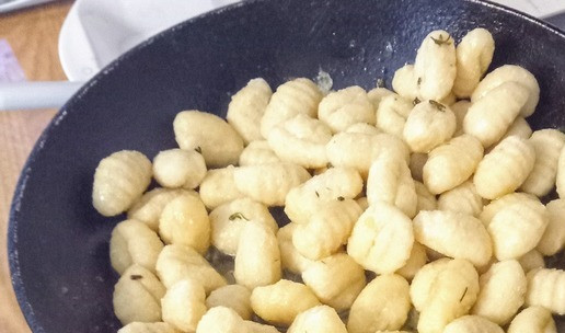 1. Этап. Обуглившиеся ньокки, брокколи и горгонзола: В ту же сковороду добавить оставшееся оливковое масло, сливочное масло и ньокки. Готовить до 5-8 минут до золотистости.