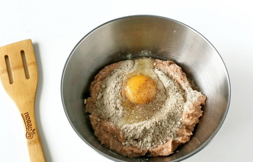 1. Этап. Котлеты из горбуши ПП: Добавьте муку, яйцо, соль и молотый перец.