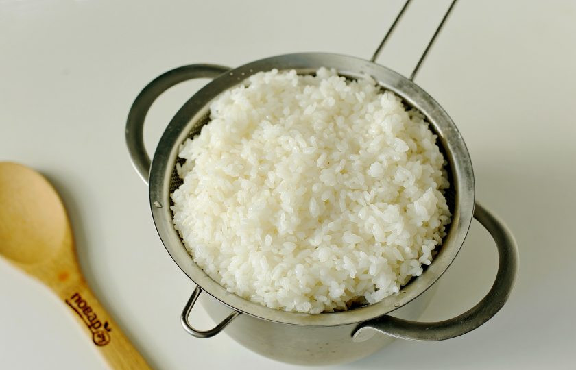 1. Этап. Азербайджанский плов с тыквой: Затем аккуратно промойте, добавьте в кипящую, посоленную, воду. Варите на среднем огне, помешивая, до необходимой готовности, которую определяют следующим образом. Достаньте одну рисинку и попробуйте раздавить её кончиками пальцев, если она легко ломается на две части — значит рис готов, важно, чтобы рис не был переваренным. Воды для отваривания риса берите много, не менее чем в соотношении 1:5, то есть на одну часть риса не менее 5 частей воды. Готовый рис откиньте на сито. Так как он должен оставаться всё ещё достаточно горячим перед последующим приготовлением, работайте в хорошем темпе.