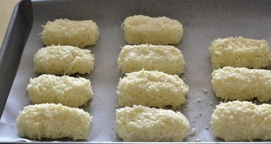 1. Этап. Конфеты Баунти: Уложить заготовки на противень с пергаментом и отправить в морозильник на 20 минут.