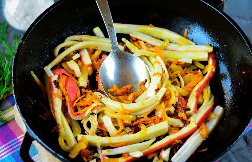 1. Этап. Салат с жареными крабовыми палочками: Жарьте все вместе еще пару минут, периодически помешивая, чтобы крабовые палочки не прилипли к сковороде.