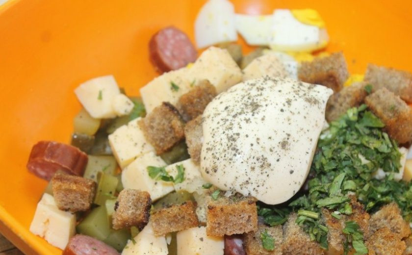 1. Этап. Салат с охотничьими колбасками: Петрушку мелко нашинкуйте, добавьте соль и перец по вкусу. Заправьте салат майонезом и хорошо перемешайте.