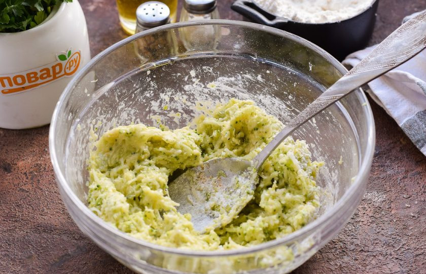 1. Этап. Оладьи из брокколи и кабачков: Тщательно перемешайте все ингредиенты.