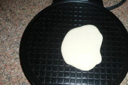 1. Этап. Постные вафли: Выкладываем тесто ложкой в вафельницу, печем вафли 3-4 минуты. Готовые вафли при желании можно скрутить в трубочку.