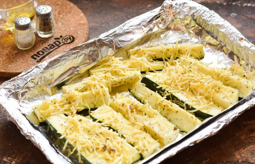 1. Этап. Цукини с сыром в духовке: Выложите заготовки на смазанный маслом противень. Запекайте при температуре 180 градусов 20-25 минут.