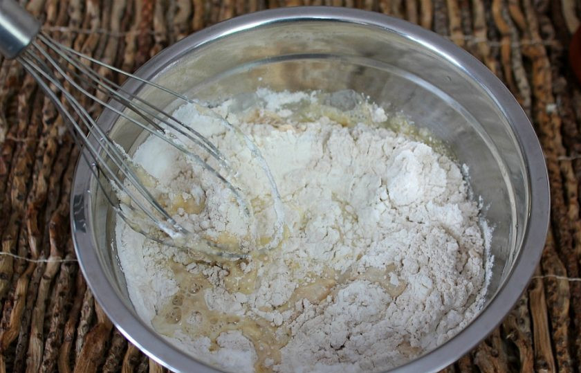 1. Этап. Блины скородумки: Порциями наливаем теплое молоко и хорошенько перемешиваем тесто венчиком.