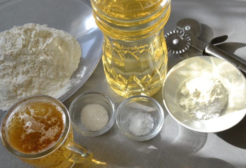 1. Этап. Хворост на пиве: Подготовьте ингредиенты.