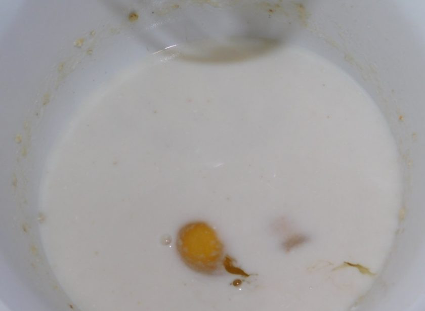 1. Этап. Манно-овсяные блины: Затем влейте молоко и добавьте яйца, соду, растительное масло. Все хорошо перемешайте.