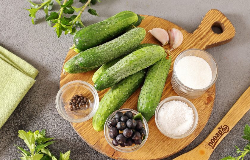 Огурцы маринованные с черноплодной рябиной 1. Этап. Огурцы маринованные с черноплодной рябиной: Подготовьте все ингредиенты.
