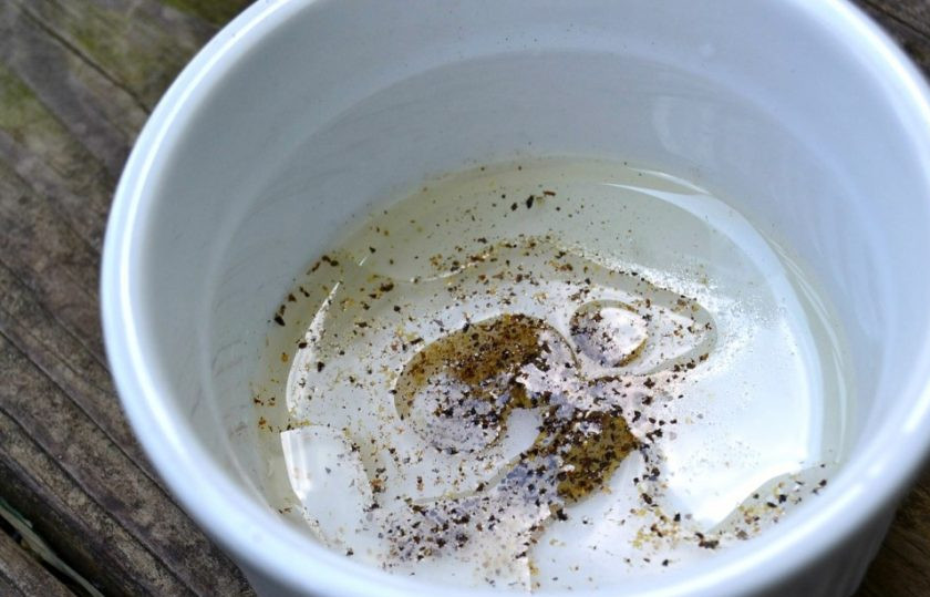 1. Этап. Быстрые маринованные томаты: 5. В отдельной емкости смешайте уксус, сахар, соль, оливковое масло, молотый черный перец.