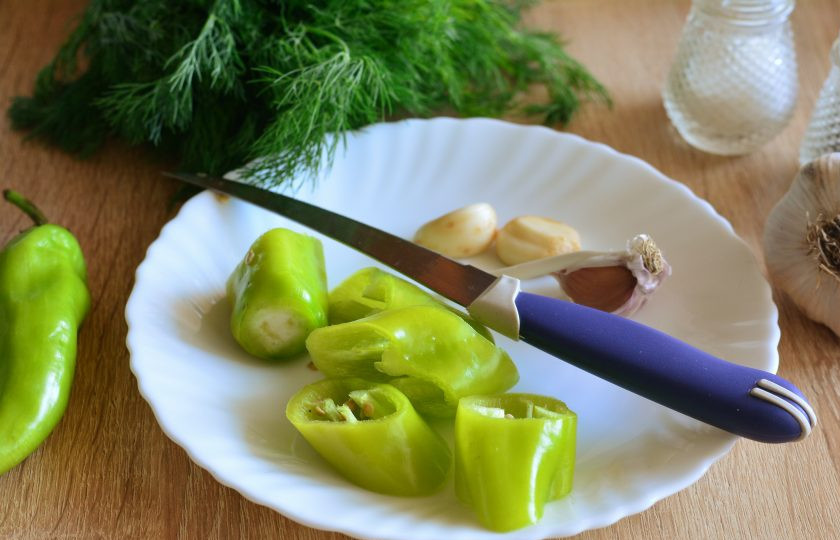 1. Этап. Горлодер на зиму без хрена: Нарежьте кусочками острый перец и почистите чеснок.