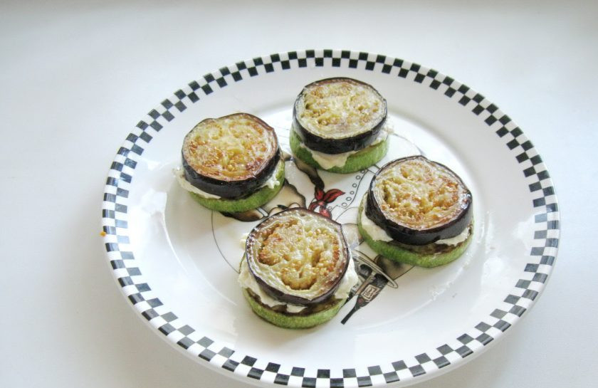 1. Этап. Башенки из кабачков и баклажанов: Сделайте башенки. На кружок кабачка выложите начинку из плавленого сыра и чеснока. Сверху накройте её кружком баклажана.