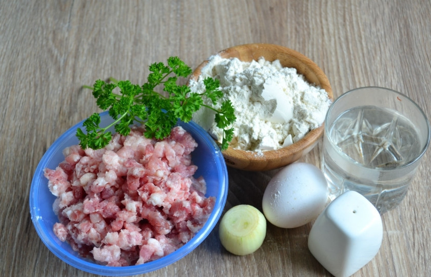 1. Этап. Чебуреки классические: Подготовьте все необходимые ингредиенты.