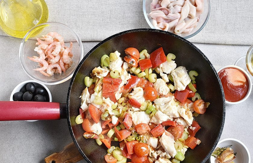 1. Этап. Рагу из морепродуктов: Добавьте половинки черри и обжарьте еще минуту.