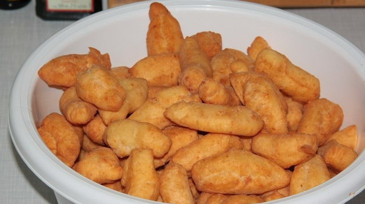 1. Этап. Баурсаки из творога: Затем дайте лишнему жиру стечь.