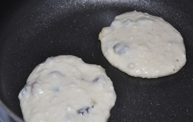 1. Этап. Вегетарианские сырники: Жарить будем на разогретой сковороде без масла. Если ваша сковородка уже старая и вы боитесь, что сырники пригорят, добавьте немного растительного масла.