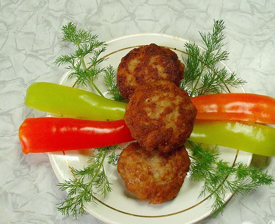 1. Этап. Новогодние котлеты: 5. На блюдо выкладываем готовые котлеты, а чтобы убрать лишний жир, сначала положим котлеты на салфетки.