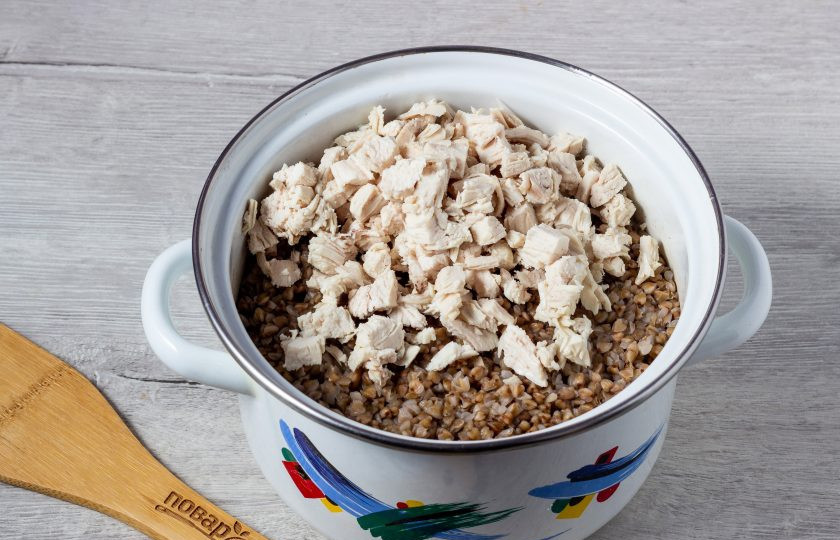 1. Этап. Каша на курином бульоне: Грудку нарежьте небольшими кусочками и добавьте в кашу.