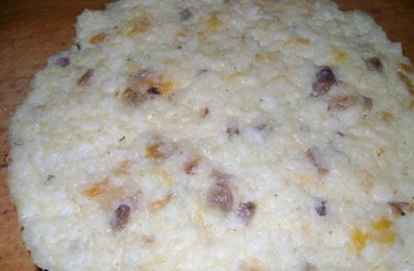 1. Этап. Каша из кураги: 5. Затем добавьте к кипящему рису курагу, ваниль и соль. Сахаром сбалансируйте вкус. Поле закипания уменьшите огонь. Накройте крышкой. Варите 12 минут.