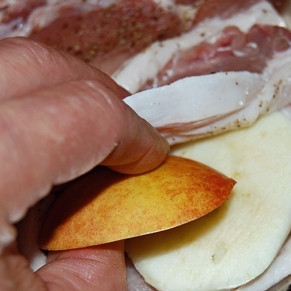 1. Этап. Свиная корейка с домашним кетчупом: Каждый кусок мяса солим и перчим, а в кармашек вставляем 2-3 небольших ломтика яблока.