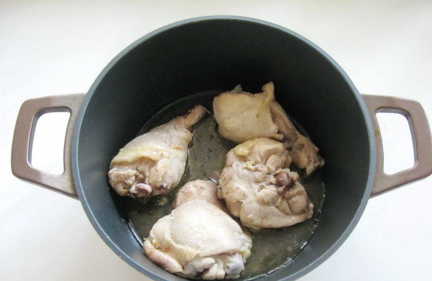 1. Этап. Диетический плов из курицы: Налейте немного подсолнечного масла и тушите курицу до готовности.