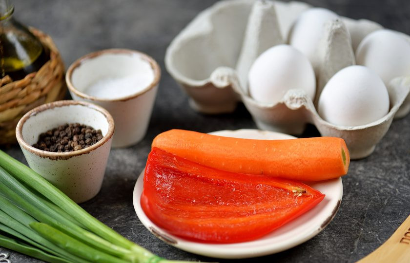 1. Этап. Корейский омлет: Подготовьте все необходимые ингредиенты. Лук и морковь почистите, промойте вместе с перцем под проточной водой.