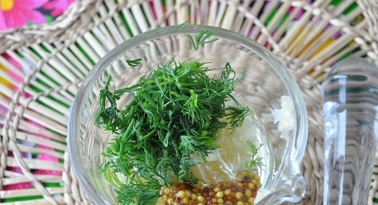 1. Этап. Нежные рулетики из кабачков с куриным филе: Пока запекается кабачок, приготовьте заправку. Для этого в небольшой емкости соедините свежий укроп, пропущенный через пресс чеснок и французскую горчицу. Тщательно потолките все ингредиенты пестиком.