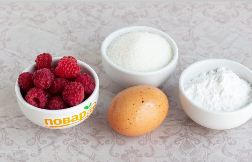 1. Этап. Меренги с малиновым соусом: Подготовьте все необходимые ингредиенты. Малину переберите и очистите от мусора.